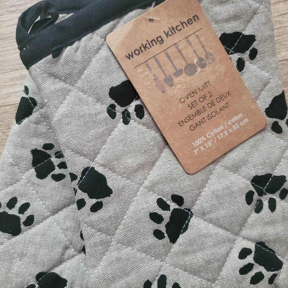 Working Kitchen Dog Pet Paw Print Oven Mitts Black Natural 2 Pcs NEW